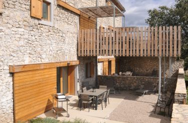 Vue de l'extérieur, terrasse du gîte